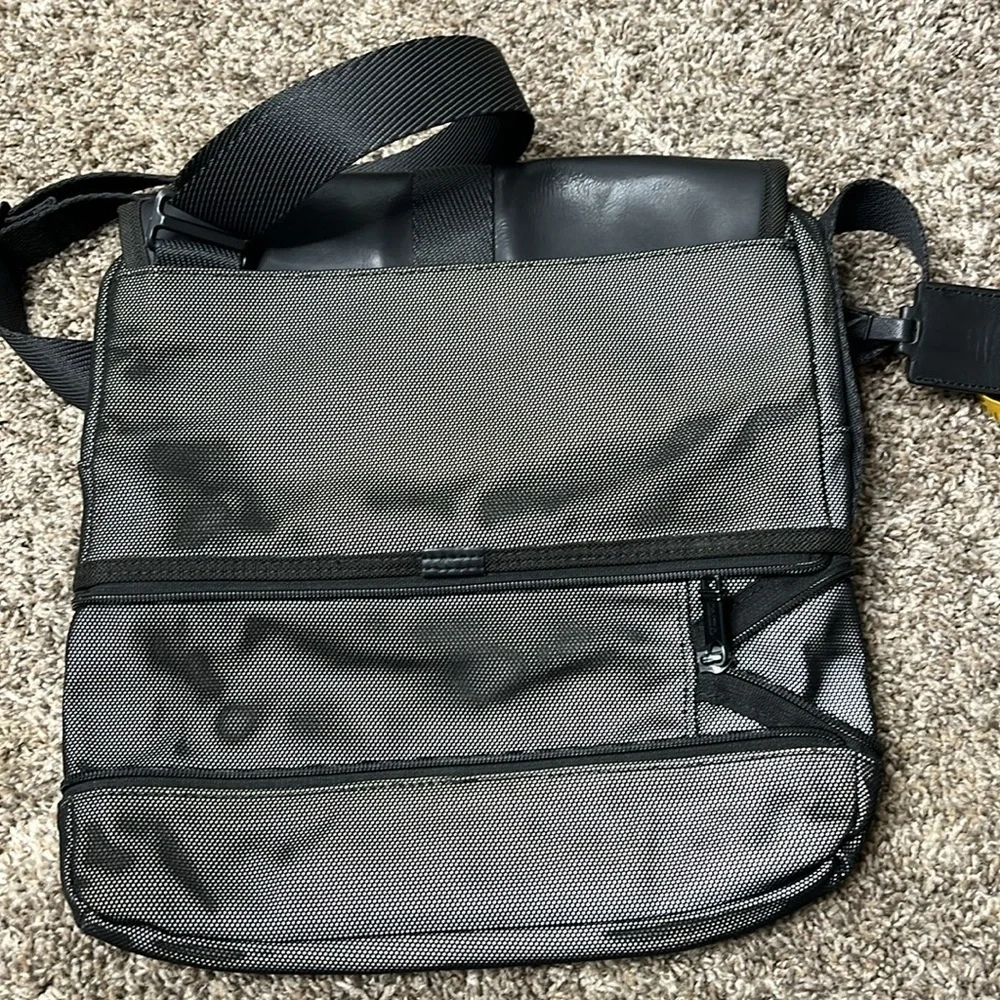 TUMI ALPHA BRAVO TRAVIS CROSSBODY MESSENGER BAG BLACK GREY IN REFLECTIVE SILVER